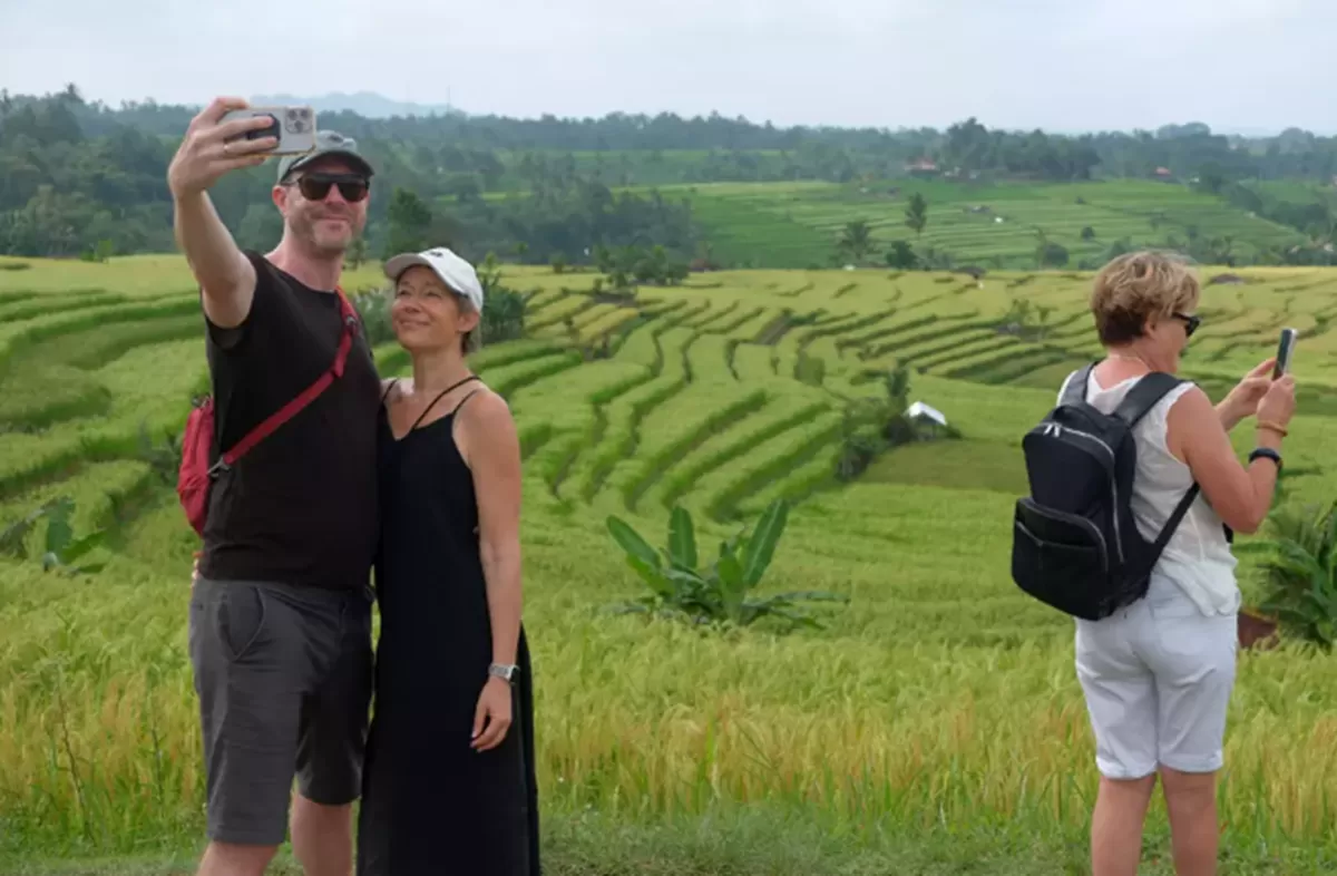 Ketika nilai Rupiah yang kian melemah menarik turis asing untuk tetap tinggal di Indonesia, membuat Warga Indonesia tetap di dalam negeri – Lombok Insider